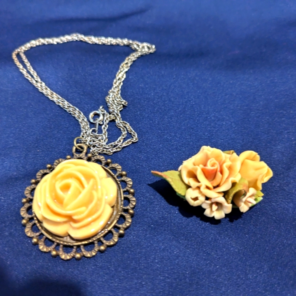 Set 2 Necklace & Brooch